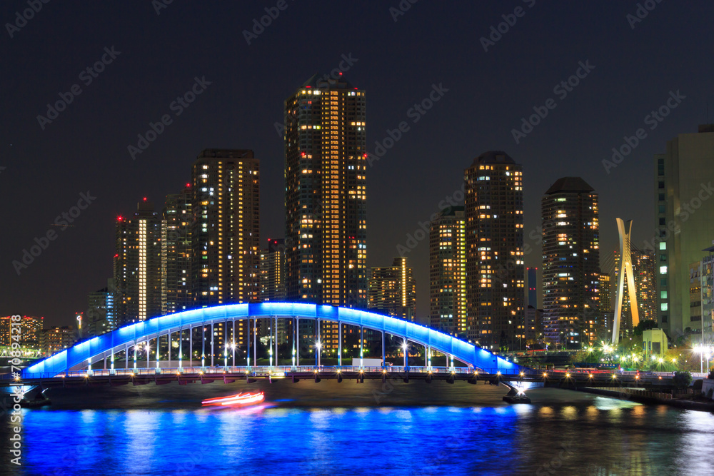 Fototapeta premium Most Eitai i Okawabata Rivercity 21 w Tokio o zmierzchu