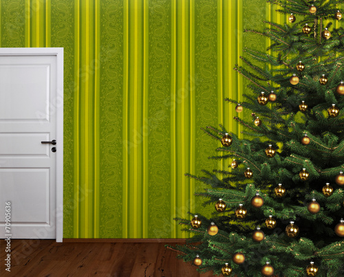 Christbaum vor Tapete