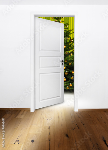 Geöffnete Tür ins Weihanchtszimmer