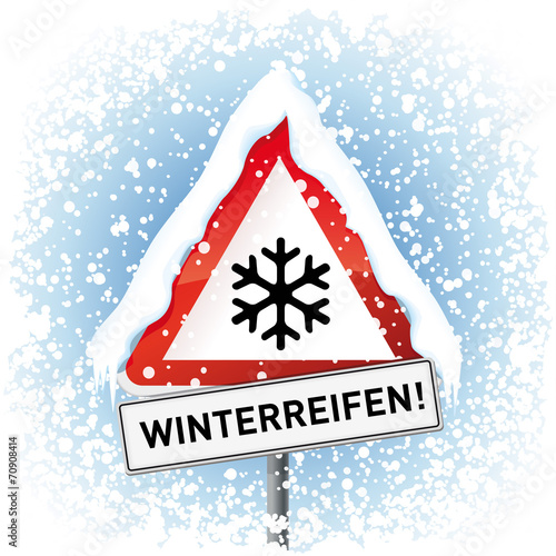 Schild Winterreifen mit viel Schnee