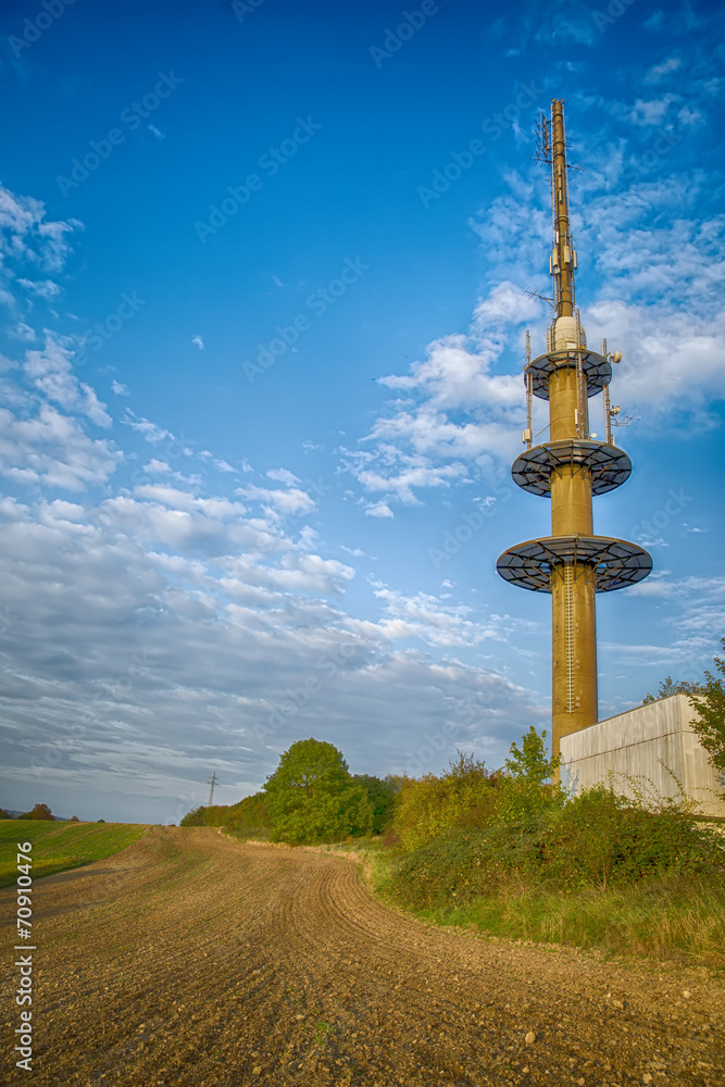 Fototapeta premium Fernsehturm im feld