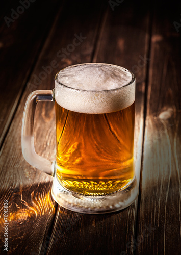 Foto mug of beer on wooden background