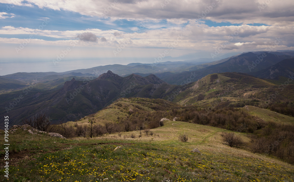 Naklejka premium Mountains under the blue sky with clouds