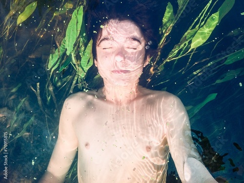 Canvastavla Boy submerged in a pure river