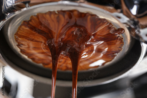 Fotografía espresso coffee extraction with bottomless filter