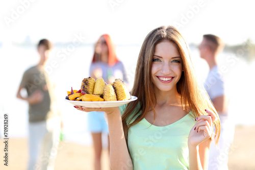 Young woman with grilled ve...