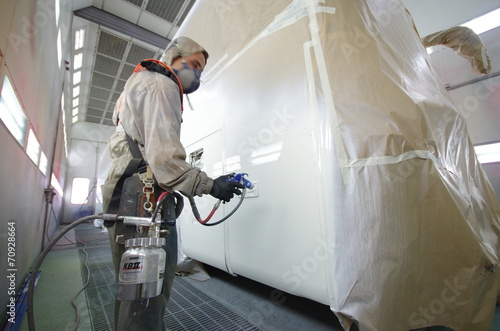 Wallpaper Mural autocar en cabine de peinture Torontodigital.ca