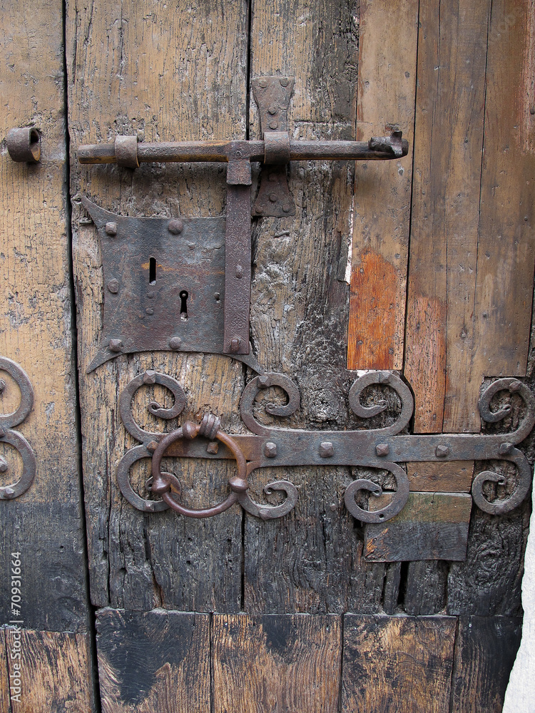 serrure ancienne sur une vieille porte vieilli en bois Stock Photo | Adobe  Stock