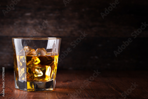 Photo Glass of scotch whiskey and ice