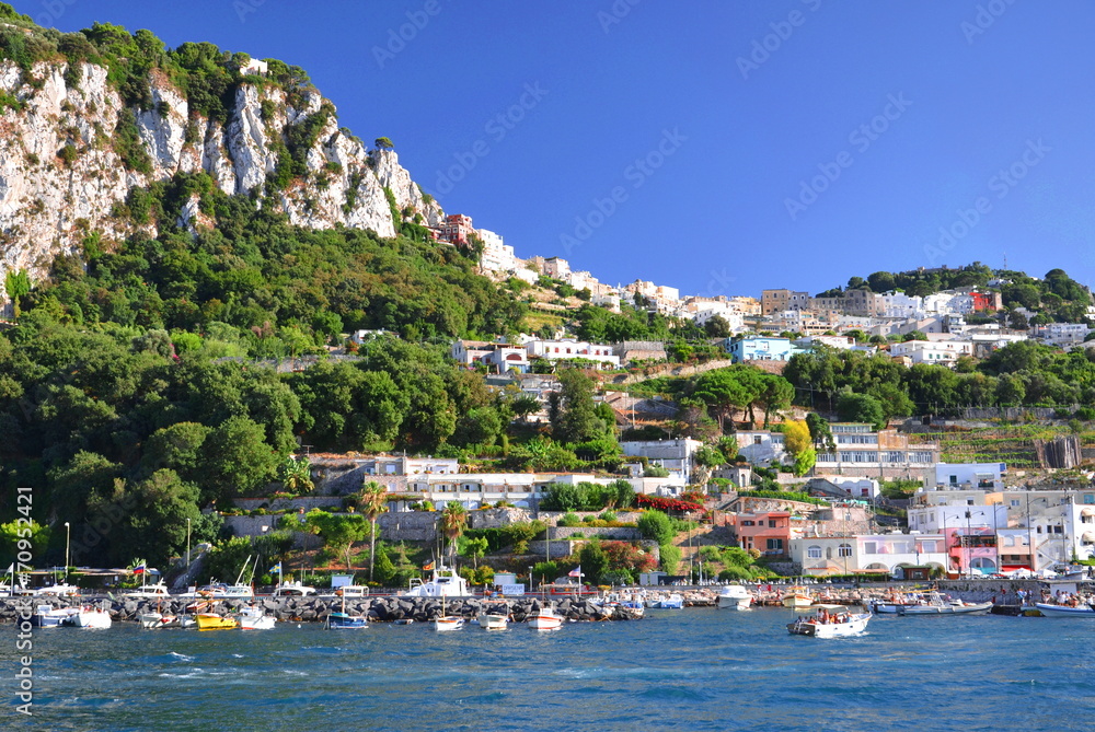 Malownicza Marina Grande na wyspie Capri we Włoszech - obrazy, fototapety, plakaty 
