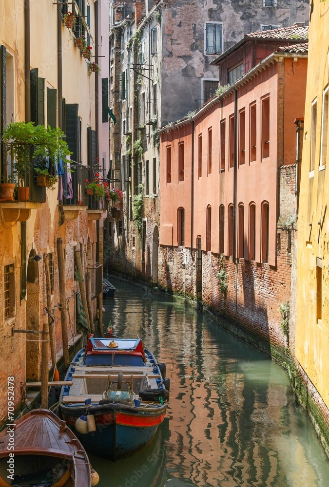 Wąski pas wody w Wenecji / Włochy <span>plik: #70952478 | autor: stockpics</span>