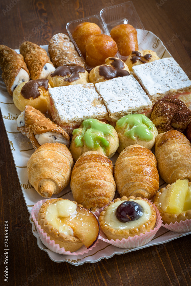 Vassoio di pasticcini italiani Stock Photo | Adobe Stock