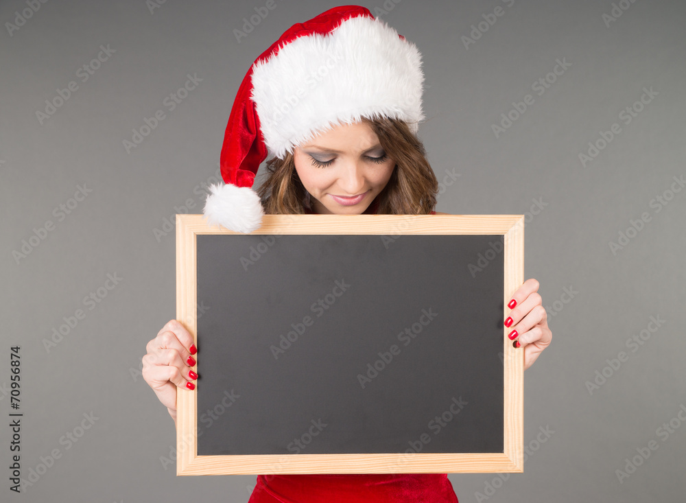 Frau im Weihnachtskostüm und leerer Tafel Frau im Weihnachtskostüm und leerer Tafel