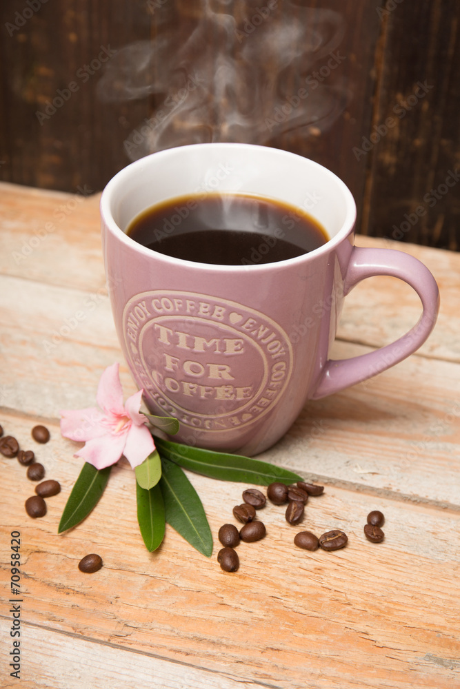 Becher Kaffee mit Kaffeebohnen Becher Kaffee mit Kaffeebohnen