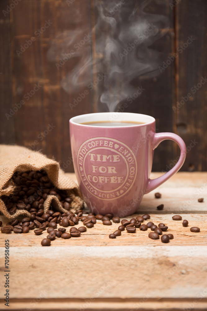 Becher Kaffee mit Kaffeebohnen