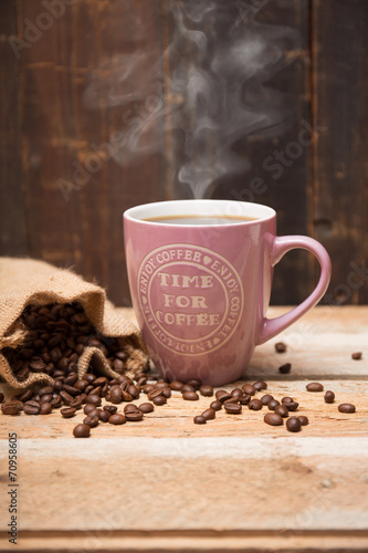 Becher Kaffee mit Kaffeebohnen