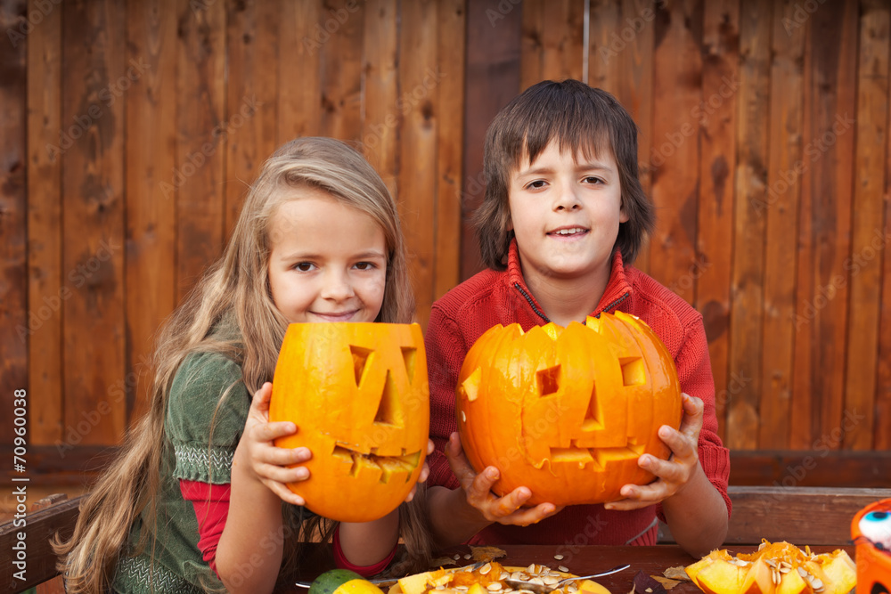 Fototapeta premium Kids showing their jack-o-lanterns