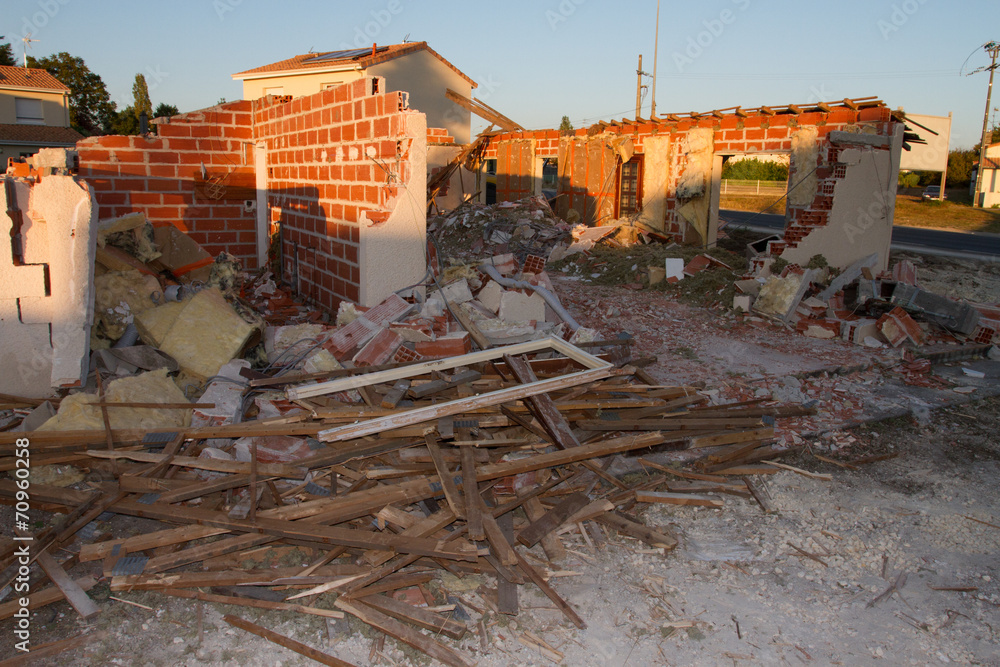 une maison ancienne en démolition pour nouvelle construction une maison ancienne en démolition pour nouvelle construction