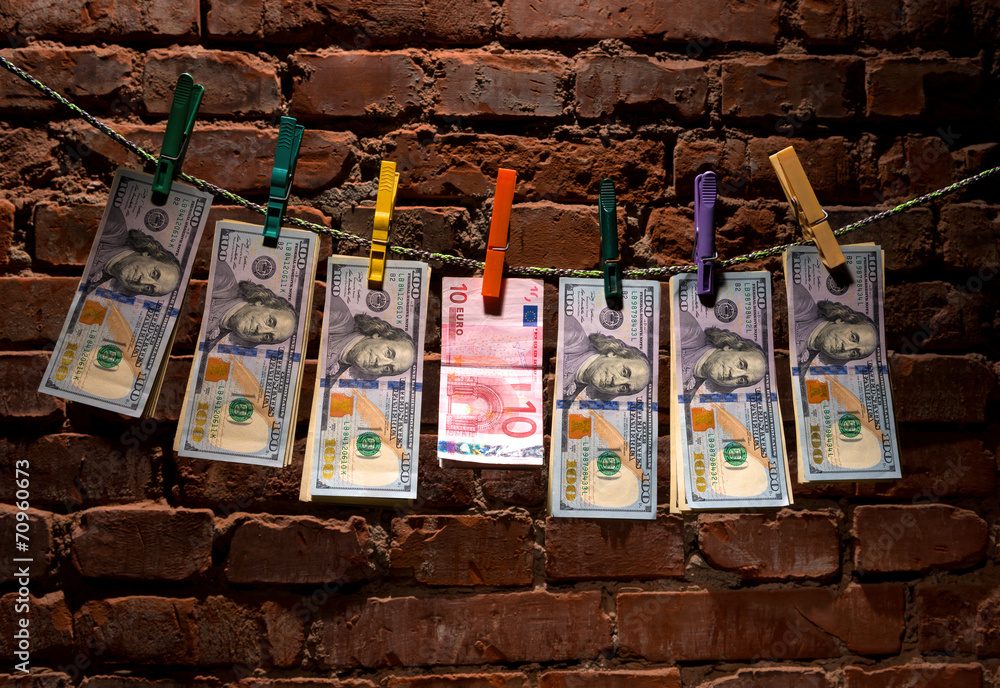 Obraz premium Dollar and euro bills hanging on a rope