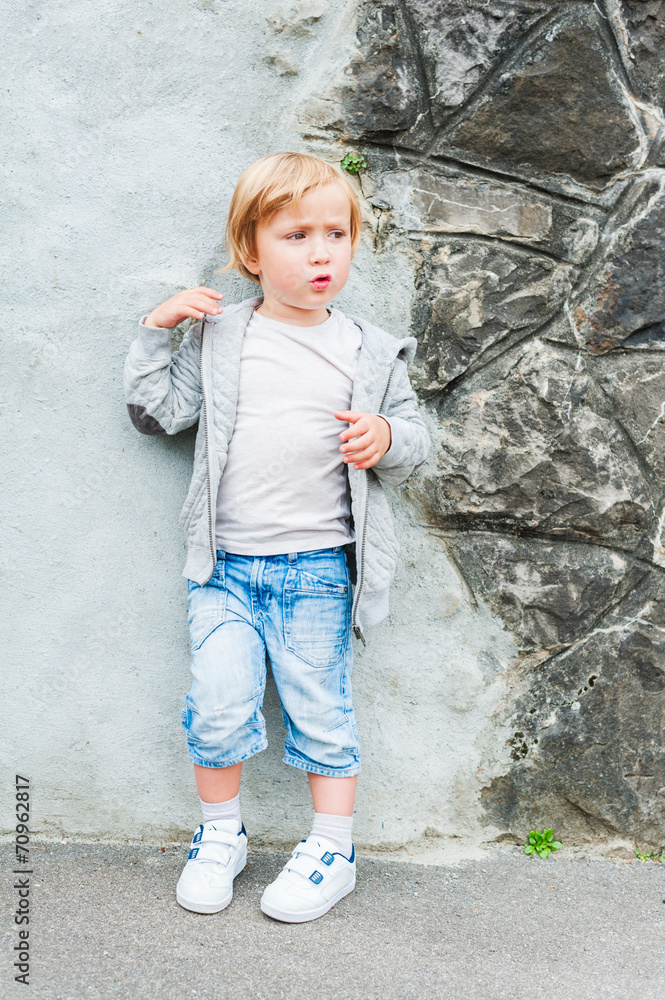 Obraz premium Outdoor portrait of a cute toddler boy
