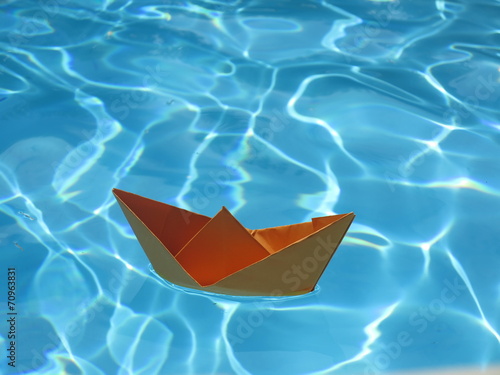Papierboot auf dem Wasser © bildkistl