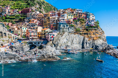 Obraz na płótnie Village of Manarola with ferry, Cinque Terre, Italy w salonie