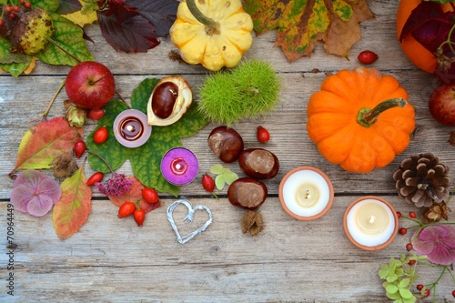 Herbstdekoration mit Kürbis