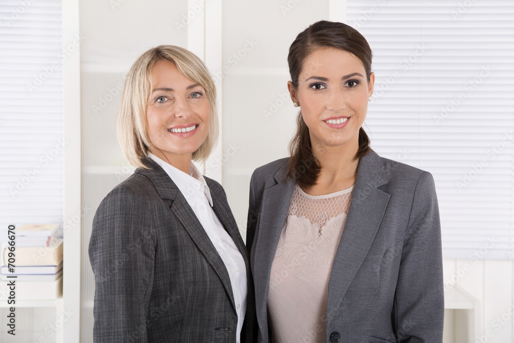 Zwei lachende erfolgreiche Frauen: Konzept Teamwork Chefin Stock-Foto | Adobe Stock