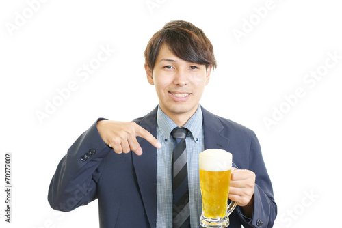 ビールを飲む笑顔のビジネスマン