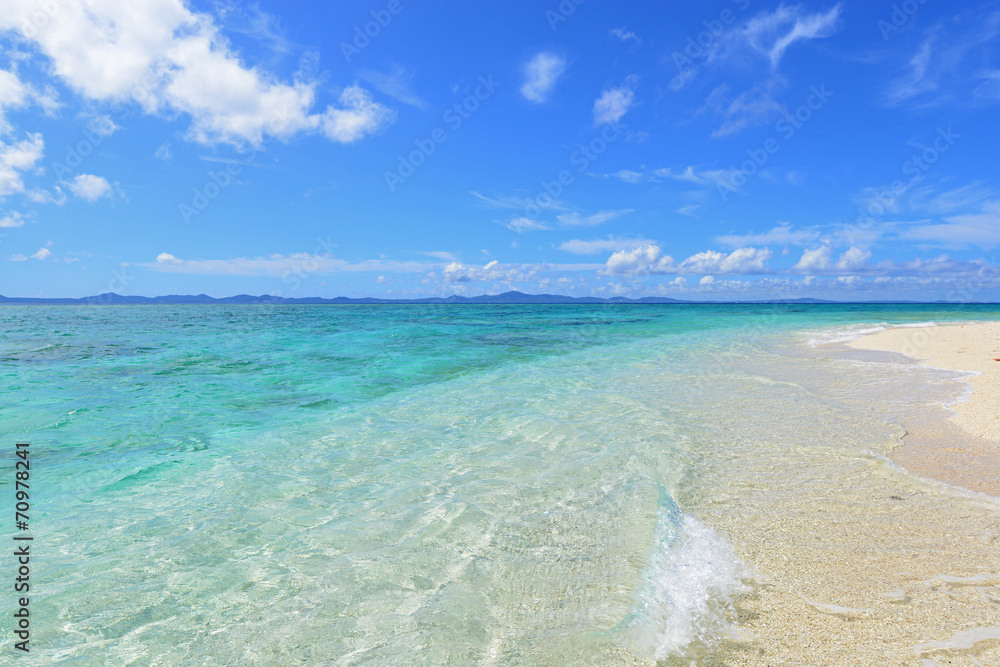 南国沖縄の綺麗な珊瑚の海と夏空