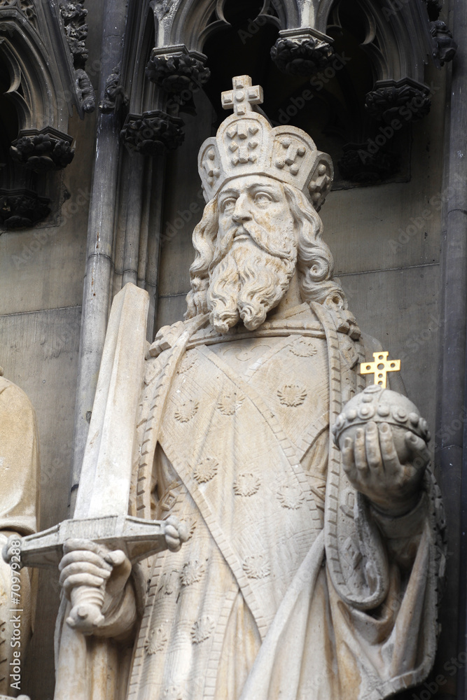 Obraz premium Figur an Kirche
