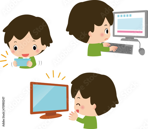 テレビ、ゲーム、パソコンに夢中な男の子
