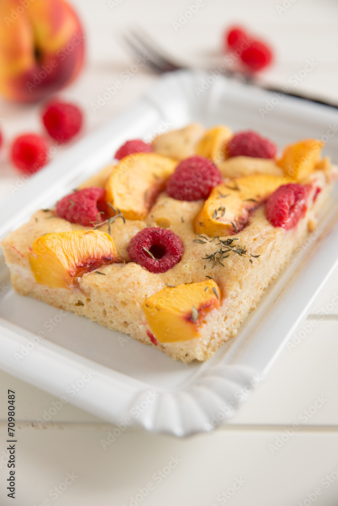 Kuchen mit Aprikosen und Himbeeren Kuchen mit Aprikosen und Himbeeren