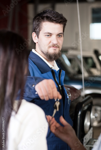 Handsome car mecanic giving back the keys to the client © Melinda Nagy
