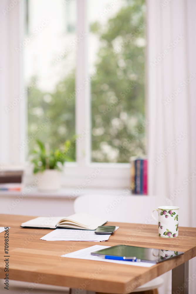 custom made wallpaper toronto digitalesstisch mit tablet, handy und unterlagen