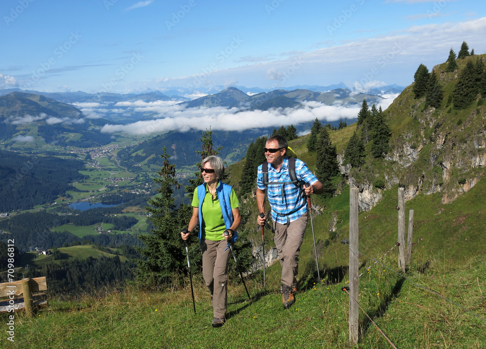 Paar wandert am Kitzbüheler Horn