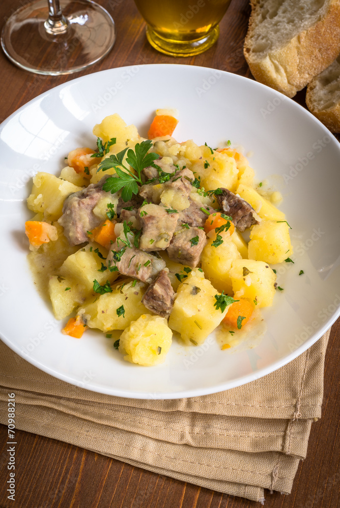 Spezzatino di manzo, patate e carote, cucina italiana Spezzatino di manzo, patate e carote, cucina italiana