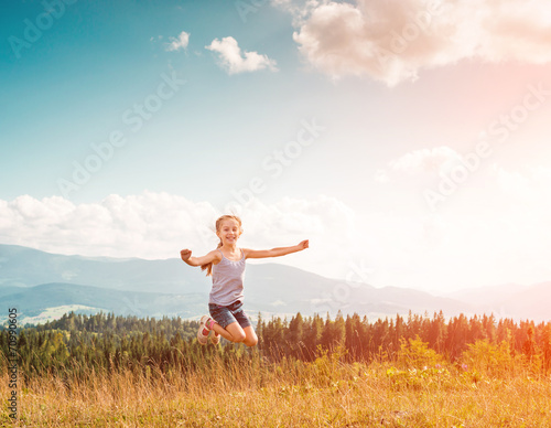 little girl runs © tan4ikk