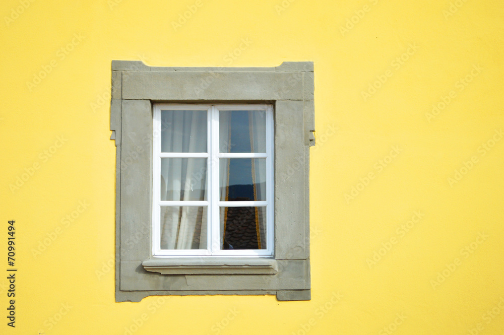 finestra su muro giallo