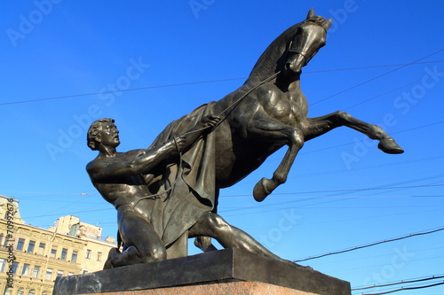 скульптура на Аничковом мосту в Петербурге