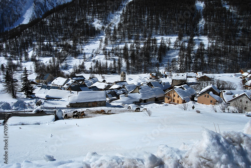 Village de montagne sous la neige © Pictarena