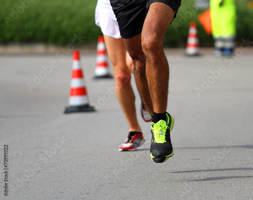 Marathoner runs very fast for the paved road in the final sprint © ChiccoDodiFC