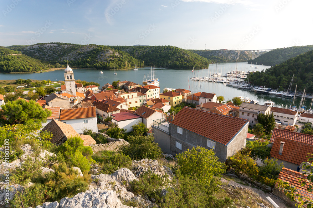 Naklejka premium Village de Skradin et marina