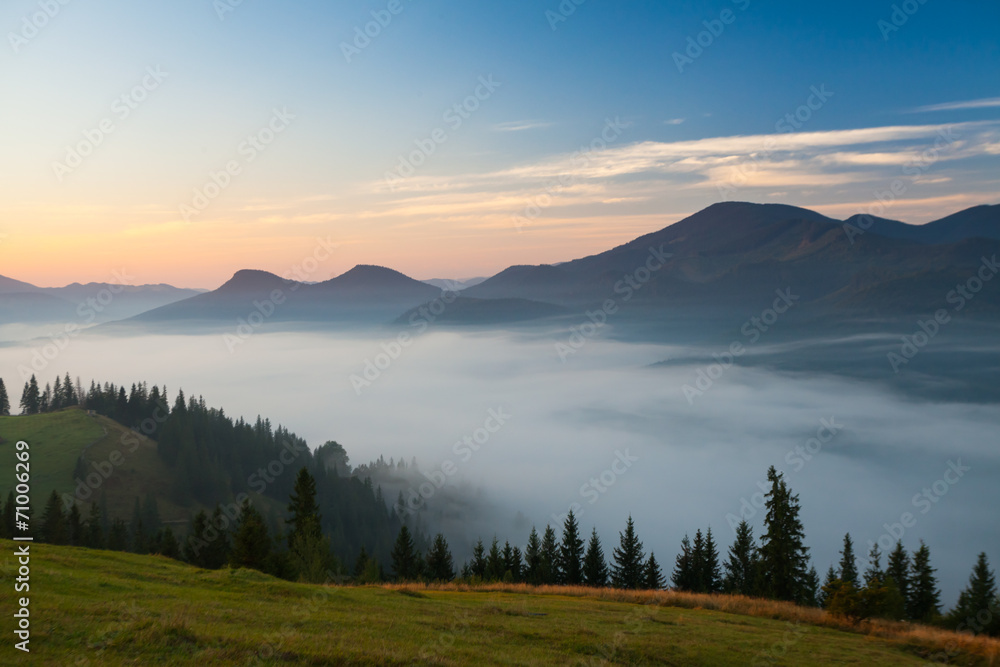 Obraz premium fog and cloud mountain valley landscape