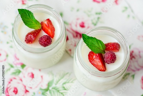 Домашний йогурт с малиной и клубникой