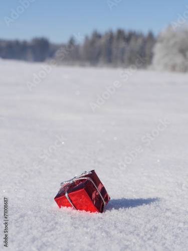 Photos rotes geschenk liegt weißen schnee
