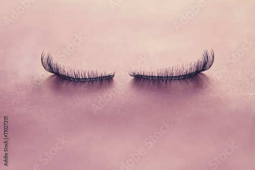 Canvastavla Close up false eyelashes on pink background
