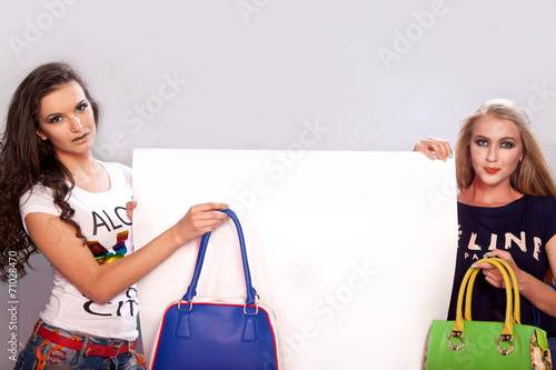 Девушки с сумками и местом для теста