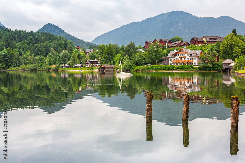 Fototapeta premium Idyllic Grundlsee lake in Alps mountains, Austria