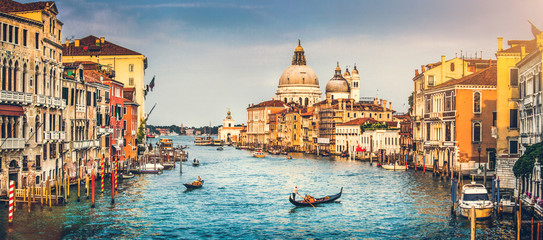 Fototapete Honigfarbe Canal Grande und Santa Maria della Salute bei Sonnenuntergang, Venedig  © JFL Photography